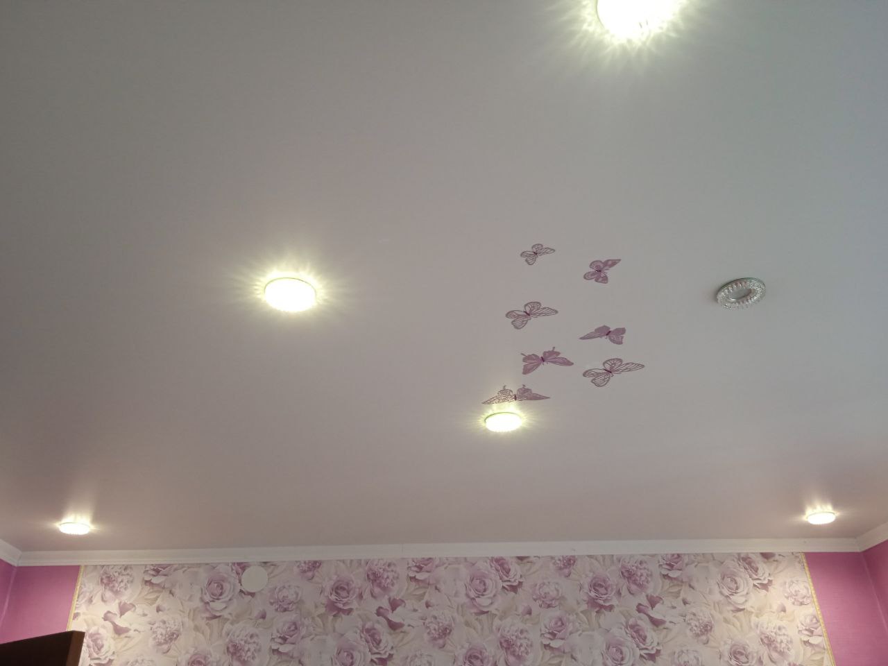 Натяжной потолок в детскую с точечными светильниками