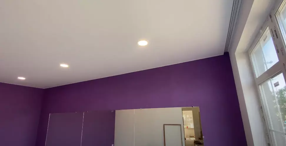 Натяжной потолок Polyplast для гостиной